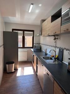 A kitchen or kitchenette at Casa Rural La Colmena