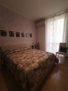 Un dormitorio con una cama grande y una ventana en Appartamento Stefania, en La Spezia