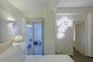 Posteľ alebo postele v izbe v ubytovaní Villa Pergisos by Whitelist Mykonos