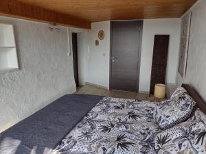 een slaapkamer met een groot bed in een kamer bij VOTRE HORIZON in Aywaille