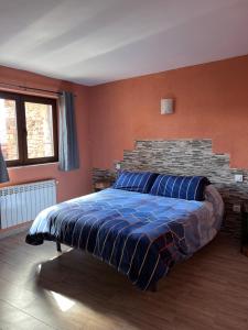 A bed or beds in a room at Casa Rural La Colmena