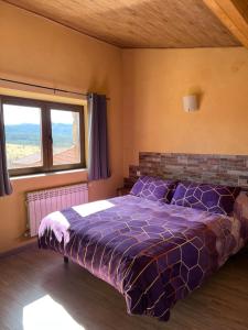 A bed or beds in a room at Casa Rural La Colmena