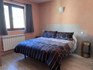 A bed or beds in a room at Casa Rural La Colmena