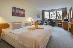 Postel nebo postele na pokoji v ubytování Hotel Wald und See