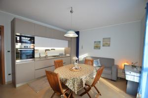 eine Küche und ein Esszimmer mit einem Tisch und Stühlen in der Unterkunft Orchidea apartments in Mascali