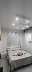 ガリポリにあるDeniseの大理石の壁のベッドルーム1室(大型ベッド1台付)