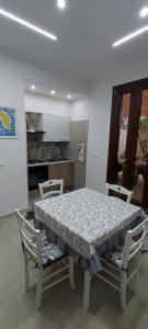 ガリポリにあるDeniseのキッチン付きの客室で、テーブルと椅子が備わります。