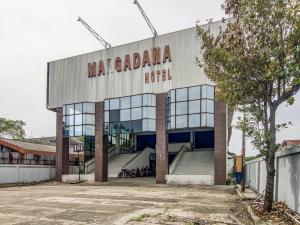 ein Gebäude mit einer Rolltreppe davor in der Unterkunft SPOT ON 90964 Hotel Margadana in Tegal