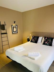 une chambre avec un lit avec deux serviettes dessus dans l'établissement Le Foxtrot à 50m du centre historique, à Sarlat-la-Canéda
