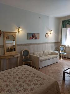 A seating area at D'Elite Room & Breakfast