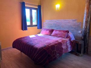 A bed or beds in a room at Casa Rural La Colmena