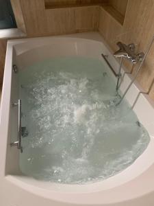 eine Badewanne mit Wasser und einem Wasserhahn in der Unterkunft Hotel La Muralla in Zafra