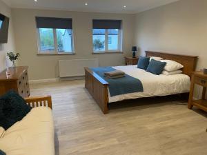 a bedroom with two beds and a couch at Executive home with plenty of room in Ely