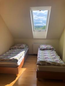 Un pat sau paturi într-o cameră la Domek w Gaiku