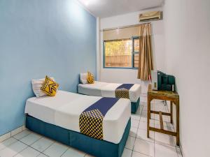 Llit o llits en una habitació de SPOT ON 90964 Hotel Margadana