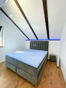 a bedroom with a bed in a room at Säntisecho - in der Natur zu Hause in Urnäsch