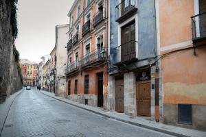 an empty street in an alley with buildings at La Casa del Orfebre in Cuenca