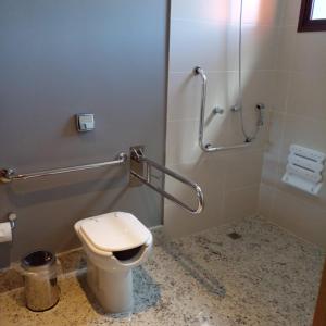 een badkamer met een toilet en een douche bij Hotelog Tibagi in Ponta Grossa