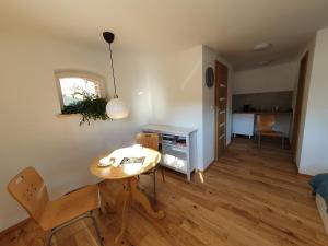 a living room with a table and a dining room at Studio Dudek in Wójtowice