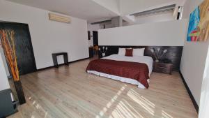 Voodi või voodid majutusasutuse Habitat Suites Hotel By GHO Hoteles toas