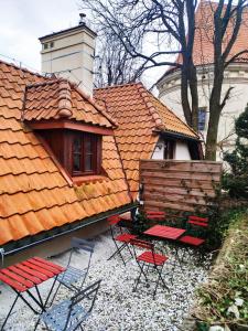 um grupo de cadeiras e uma casa com telhado em Serce miasta em Kazimierz Dolny