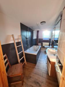 Katzow的住宿－Storchenhof Engel，浴室配有两个盥洗盆和浴缸。