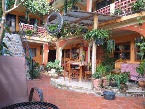 an outdoor patio with a table and chairs and plants at Hospedaje El Viajero in Panajachel