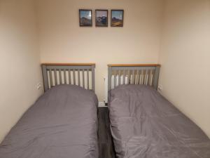 A bed or beds in a room at Impeccable Beachfront 2-Bed Cottage in St Bees