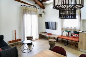 Televízia a/alebo spoločenská miestnosť v ubytovaní Apartaments la rambla - Garnatxa - 4 persones