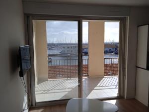 Μια τηλεόραση ή/και κέντρο ψυχαγωγίας στο Studio Design vue Port 2 pas des Canaux + parking