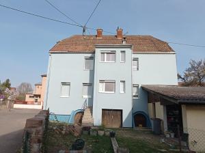 ein weißes Haus mit braunem Dach in der Unterkunft Gite du moulin in Gunsbach