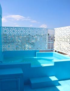 vistas a una piscina con un edificio en Hotel Enrique II Zona Colonial, Bed and Breakfast en Santo Domingo