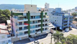 eine Draufsicht auf ein Gebäude mit grünen Säulen in der Unterkunft 1024 - Apartamento em Bombinhas para locação de temporada - Praia de Bombas in Bombas