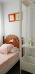 カルボネラスにあるTríplex Faroのベッドルーム1室(木製ヘッドボード付きのベッド1台付)