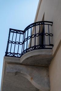 un balcón en el lateral de un edificio en Times Elegant Rooms, en Ermoupoli