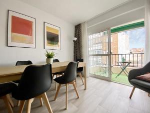 d'un balcon et d'une salle à manger avec une table et des chaises. dans l'établissement Balcón Victoria, à Malaga