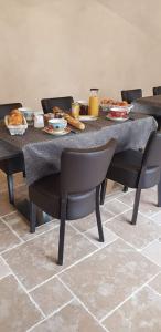 L'Attegia Lia في جوينفيل: طاولة عليها طعام والكراسي حولها