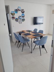Televízia a/alebo spoločenská miestnosť v ubytovaní Holiday Apartment Marijana