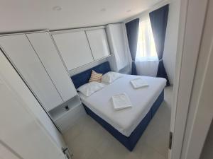 - une petite chambre avec un lit et une fenêtre dans l'établissement Holiday Apartment Marijana, à Kaštela