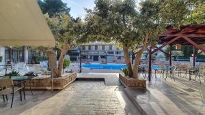 Bazén v ubytování ZAKROS HOTEL nebo v jeho okolí