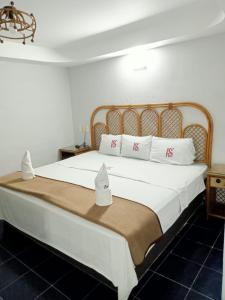 - une chambre avec un grand lit blanc et des oreillers blancs dans l'établissement Hotel Santander Veracruz - Malecon, à Veracruz