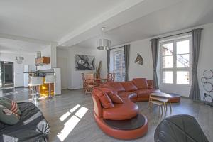 uma sala de estar com um sofá e uma mesa em La Promesse BAYEUX Free Car Park em Bayeux