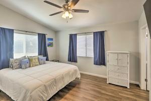 Giường trong phòng chung tại Bullhead City Home, Steps to Colorado River!