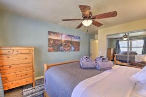 En eller flere senge i et værelse på Central Phoenix Cottage with Private Yard!
