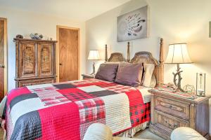 Postel nebo postele na pokoji v ubytování Haines Falls Getaway with Catskill Mtn Views!