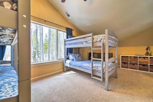 um quarto com 2 beliches e uma janela em Family-Friendly Mountain Cabin Near Donner Lake em Soda Springs