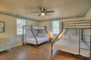 Двох'ярусне ліжко або двоярусні ліжка в номері Pet-Friendly Lakefront Retreat with Deck and Dock