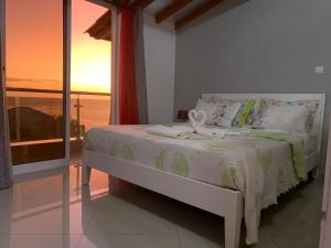 una camera da letto con un letto con vista sull'oceano di Dunas De Areia Preta a Ribeira da Prata