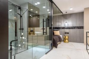 A bathroom at Super-Apartamenty VIP Jacuzzi II