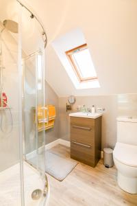 Phòng tắm tại Allt Mor Rentals - Chalet with hot tub, And Studio Apartment no hot tub
